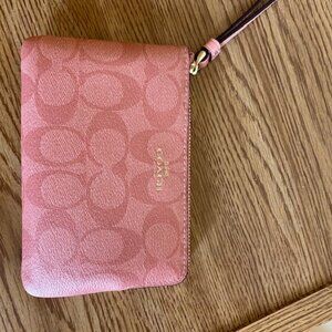 CORNER ZIP WRISTLET IN SIGNATURE cANVAS